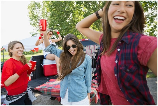 7 Tips for Tailgating in Fashion